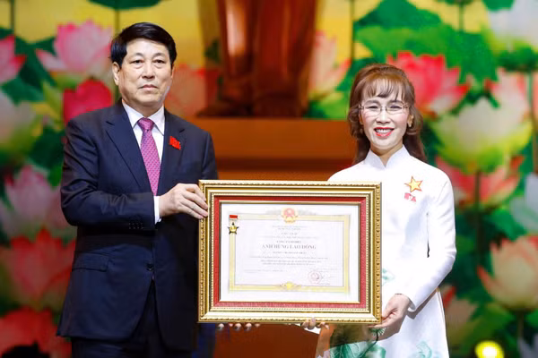 Chủ tịch nước Lương Cường trao tặng danh hiệu Anh hùng Lao động thời kỳ đổi mới cho Tiến sĩ Nguyễn Thị Phương Thảo, Chủ tịch Hội đồng quản trị Công ty cổ phần Hàng không Vietjet. (Ảnh: VJ)