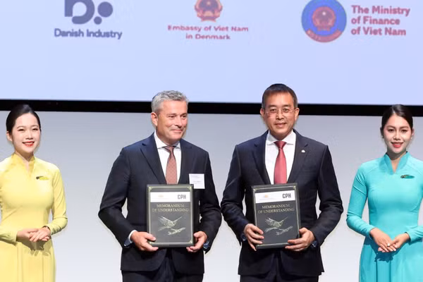Chủ tịch Hội đồng quản trị Vietnam Airlines Đặng Ngọc Hòa và ông Lars Sandahl Sørensen, CEO Danish Industry trao MOU hợp tác. (Ảnh: TTXVN)