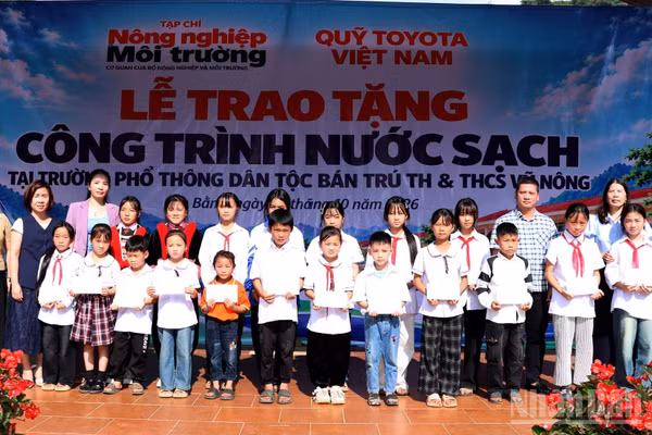 Quỹ TVF đã bàn giao công trình nước sạch cho Trường phổ thông dân tộc bán trú trung học và trung học cơ sở Vũ Nông, tỉnh Cao Bằng. (Ảnh: HẰNG NGÔ)