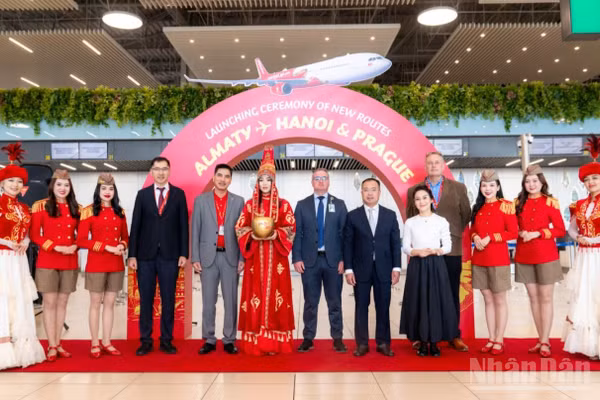 Nghi thức khai trương đường bay mới tại Sân bay quốc tế Almaty, mở ra hành trình kết nối thông qua Trung Á. (Ảnh: BẢO VY)