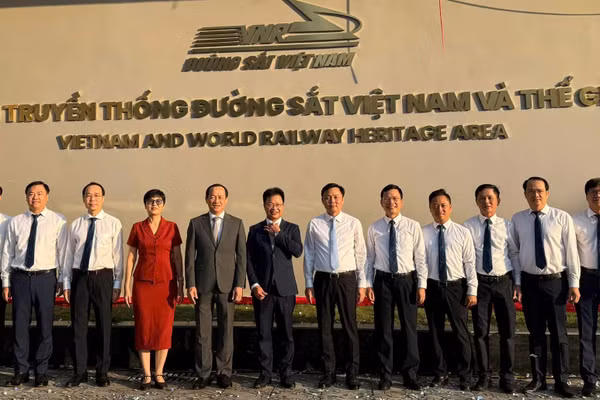 Các đại biểu khánh thành Khu truyền thống đường sắt Việt Nam và thế giới. (Ảnh: LƯƠNG NHUNG)