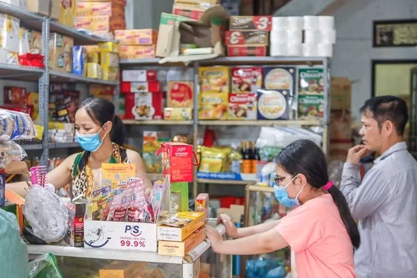 Một quầy tạp hóa nhỏ bán lẻ tự phát, do người dân bình thường quản lý, chủ tiệm lo ngại vô tình bị vi phạm pháp luật do đề xuất mới đề ra. (Ảnh: KHA VY)