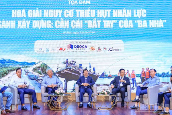 Các đại biểu tham gia thảo luận tại tọa đàm về liên kết "ba nhà" giải tỏa áp lực thiếu hụt nhân lực. (Ảnh: TẠ HẢI)