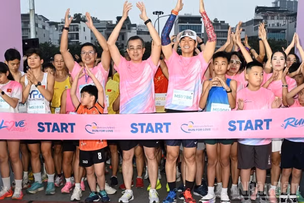 Hơn 2.000 vận động viên cùng hội tụ bên Hồ Tây tham gia giải chạy Run For Love 2026, một trong những chuỗi hoạt động “Chạm Thu Hà Nội 2026” của Vietnam Airlines. (Ảnh: THẾ SƠN)