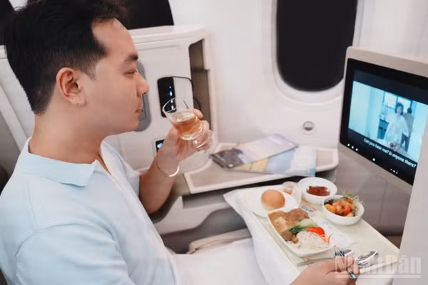 Những sản vật quen thuộc trong đời sống Hà Nội được đưa lên khoang bay, gợi mở cho hành khách một nét văn hóa ẩm thực của Thủ đô ngay trong hành trình. (Ảnh: VNA)