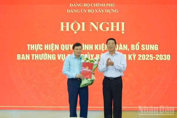 Bộ trưởng Xây dựng Trần Hồng Minh trao Quyết định của Đảng ủy Chính phủ chỉ định Thứ trưởng Lê Hồng Vinh tham gia Ban Chấp hành, Ban Thường vụ Đảng ủy Bộ Xây dựng nhiệm kỳ 2025-2030.