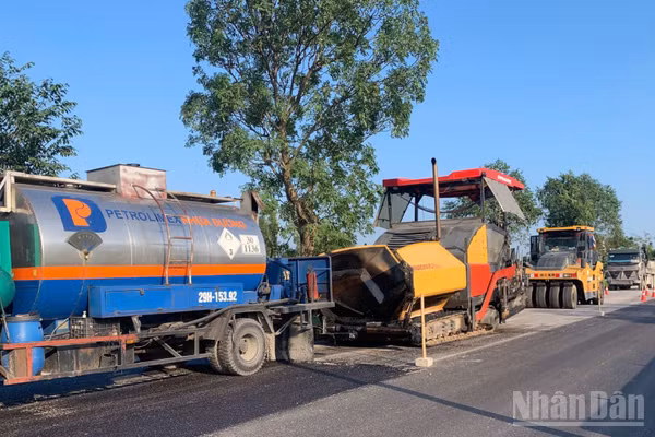 Các đơn vị sẽ tiến hành cào bóc mặt đường hư hỏng, thay thế bằng hai lớp bê-tông nhựa dày 13cm, phần hư hỏng nặng sẽ thay thế phần móng cấp phối đá dăm. (Ảnh: PHẠM HỒNG)