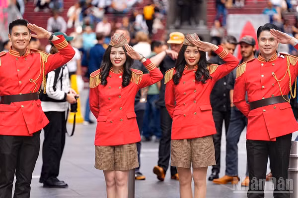 Phi hành đoàn Vietjet mang theo sắc đỏ vàng nổi bật và hình ảnh trẻ trung, hiện đại, tự tin giữa nhịp sống sôi động của New York. (Ảnh: BẢO VY)