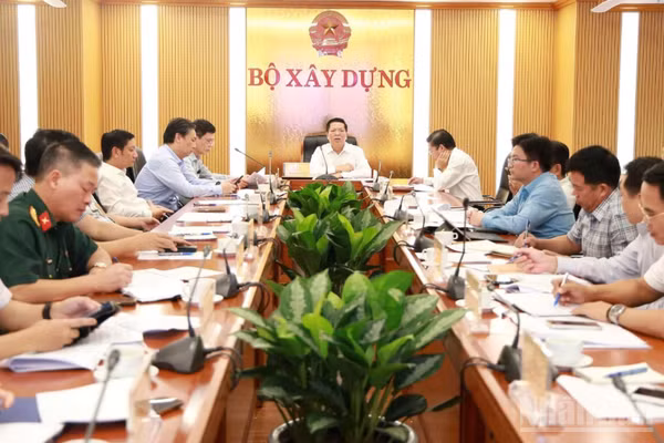 Lãnh đạo Bộ Xây dựng yêu cầu các cơ quan, đơn vị trong ngành xác định tăng tốc tiến độ, giải ngân hết kế hoạch vốn là nhiệm vụ chính trị trọng tâm, ưu tiên hàng đầu, cần tập trung chỉ đạo với quyết tâm cao nhất. (Ảnh: NGỌC HẢI)
