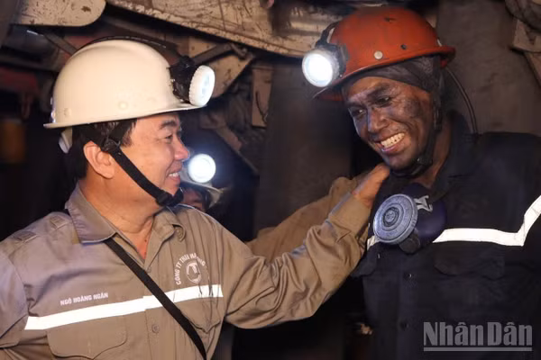Ông Ngô Hoàng Ngân, Bí thư Đảng ủy, Chủ tịch Hội đồng thành viên Tập đoàn Công nghiệp Than-Khoáng sản Việt Nam thăm hỏi, động viên người lao động làm việc tại lò chợ IV-9-46. (Ảnh: HOÀNG NAM)