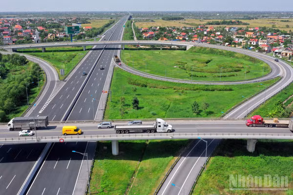 Một nút giao trên tuyến đường ô-tô cao tốc Hà Nội-Hải Phòng. (Ảnh: TÚ ANH)