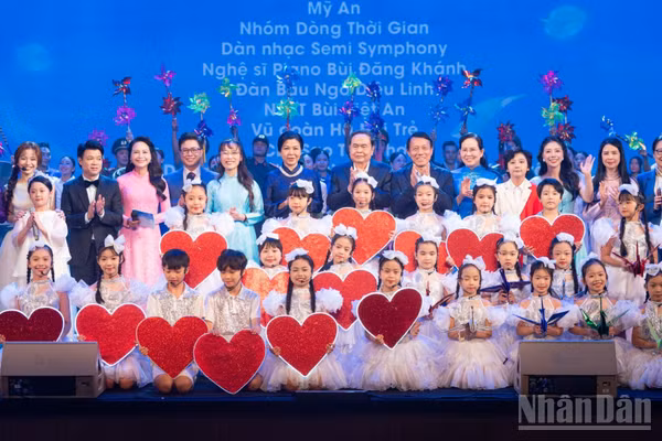 Chương trình Kết nối yêu thương là hoạt động được lãnh đạo Đảng, Nhà nước, Bộ Công an, Hội Liên hiệp Phụ nữ Việt Nam cùng các cơ quan, doanh nghiệp đặc biệt quan tâm. (Ảnh: BẢO VY)
