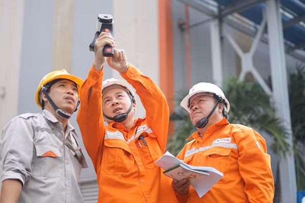 Công nhân EVNCMC kiểm tra thiết bị điện để bảo đảm nguồn điện vận hành thông suốt. 