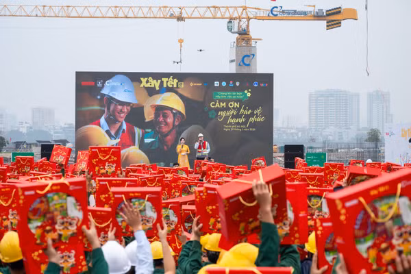 Xây Tết tổ chức trên toàn quốc nhằm tri ân các đóng góp thầm lặng của hơn 33.000 lao động. (Ảnh: Việt Hà)