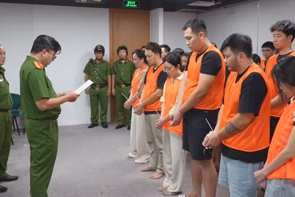 Các bị can tại cơ quan chức năng. 