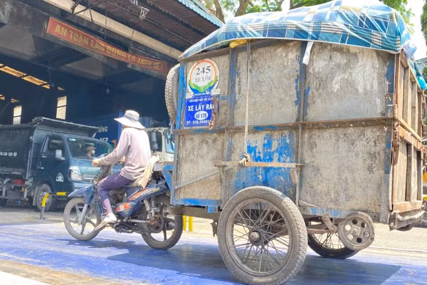 Công nhân chở rác tới trạm trung chuyển trước khi đưa đến khu vực xử lý. (Ảnh: QUANG QUÝ)
