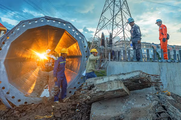 Công nhân thi công ngầm hóa lưới điện 220kV Nhà Bè-Tao Đàn. (Ảnh: CTV)