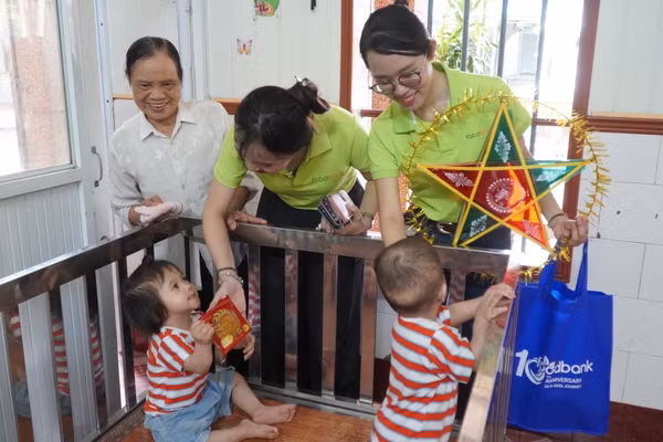 Đại diện các đơn vị trao quà trung thu cho các em thiếu nhi. (Ảnh: Cộng tác viên)