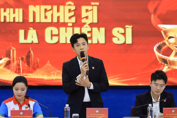 Ca sĩ Ngô Kiến Huy trong một tọa đàm về vai trò của nghệ sĩ, KOL với công tác phòng, chống ma túy. (Ảnh: TRỌNG ANH)