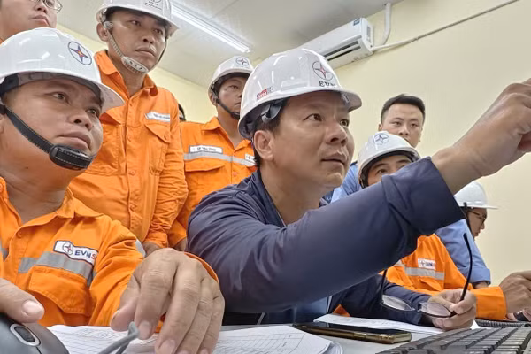 Tập trung cao độ theo dõi các thông số, thực hiện công tác đóng điện. (Ảnh: EVNSPC)