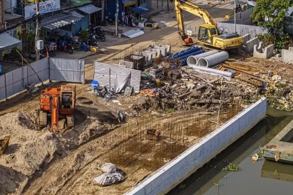 Không khí thi công khẩn trương tại dự án cải tạo, chỉnh trang bờ bắc Kênh Đôi. (Ảnh: QUANG QUÝ)