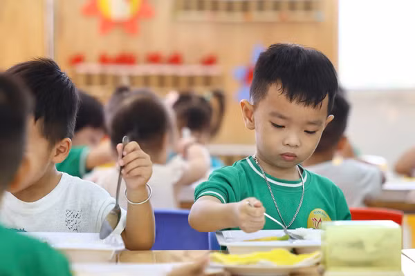 Học sinh Mầm non trên địa bàn xã Đông Thạnh trong bữa ăn trưa. (Ảnh: TRỌNG ANH)
