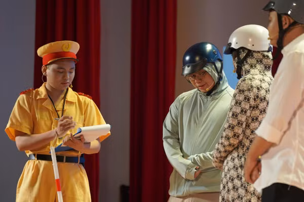 Các bạn trẻ trong một tiểu phẩm về an toàn giao thông trên đường phố. (Ảnh: HỮU KHOA)