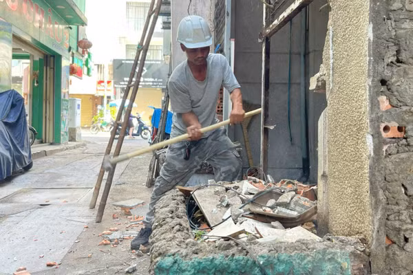 Một tuyến hẻm trên địa bàn phường Xuân Hòa được chỉnh trang từ việc người dân hiến đất mở rộng hẻm. (Ảnh: QUANG QUÝ)