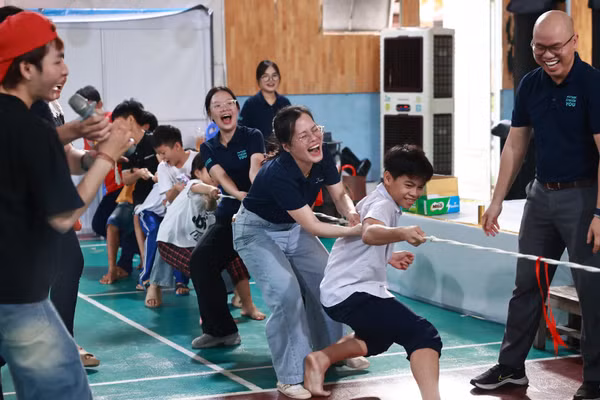 Cán bộ, nhân viên Coteccons cùng các em nhỏ tham gia giao lưu, vui chơi. (Ảnh: CTV)