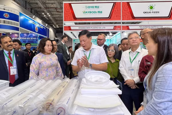 Thứ trưởng Y tế Đỗ Xuân Tuyên cùng đại diện các đơn vị tham quan gian hàng triển lãm. (Ảnh: CTV)