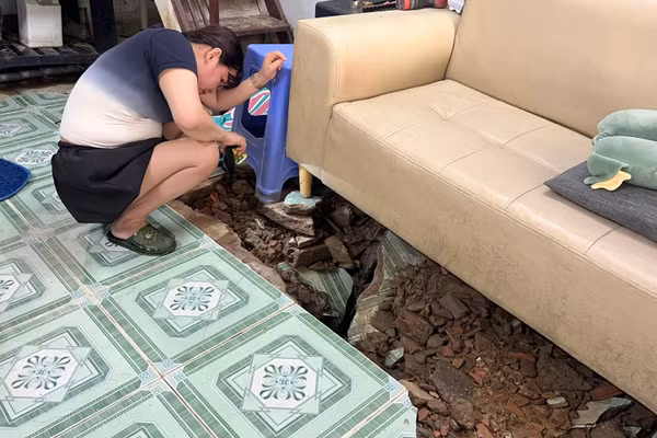 Hiện trạng nhà của gia đình bà Nguyễn Thị Tố Nga bị bong gạch, sụt lún gây ảnh hưởng nghiêm trọng đến sinh hoạt của gia đình. (Ảnh: CTV)