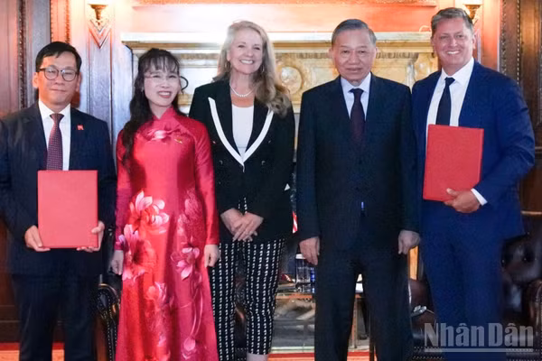 Vietjet và SpaceX trao thỏa thuận hợp tác đưa internet tốc độ cao lên các chuyến bay của hãng trước sự chứng kiến của Tổng Bí thư, Chủ tịch nước Tô Lâm, lãnh đạo cấp cao và doanh nghiệp hai nước. (Ảnh: BẢO VY)