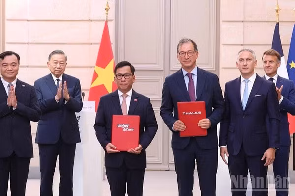 Hãng hàng không Vietjet và Tập đoàn công nghệ hàng không Thales đã ký các thỏa thuận hợp tác quan trọng về bảo dưỡng kỹ thuật hàng không, công nghệ số, trí tuệ nhân tạo (AI) và an ninh mạng, trước sự chứng kiến của Tổng Bí thư, Chủ tịch nước Tô Lâm, và Tổng thống Pháp Emmanuel Macron. (Ảnh: KIỀU DƯƠNG).