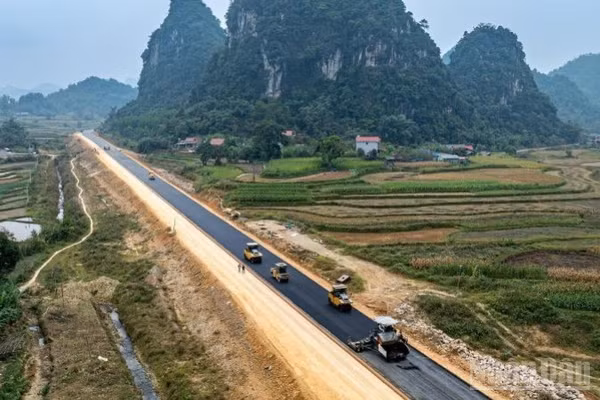 Dự án đường cao tốc Đồng Đăng-Trà Lĩnh đã cơ bản hoàn thiện nền, mặt đường quy mô 2 làn xe; công trường đang tổ chức thi công mở rộng nền, mặt đường theo quy mô hoàn thiện 22m, 4 làn xe chạy và 2 làn dừng khẩn cấp có châm chước. (Ảnh: TRANG LIÊN)