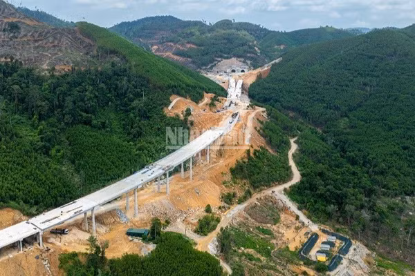 Gói thầu XL1 là đoạn khó nhất trên toàn tuyến Khánh Hòa-Buôn Ma Thuột, gồm 5,6km đường, 10 cầu (trong đó 4 cầu cấp 1) và hầm Phượng Hoàng dài 1,7km, là hầm cấp đặc biệt và dài nhất trong số 4 hầm trên toàn tuyến dự án. (Ảnh: HUY VŨ)