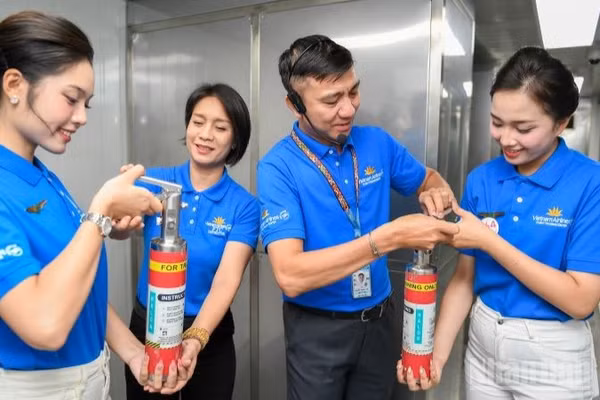 Các thí sinh trực tiếp tìm hiểu quy trình đào tạo, tiêu chuẩn nghề nghiệp và công việc của tiếp viên Vietnam Airlines. (Ảnh: TRUNG PHONG)
