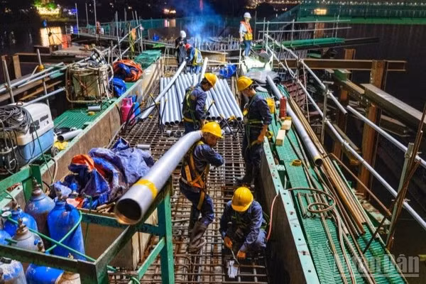 Nhịp độ thi công cầu Trần Hưng Đạo đang được các đơn vị chủ đầu tư và nhà thầu đẩy nhanh, phấn đấu hoàn thành đi vào khai thác giữa năm tới. (Ảnh: ÁNH DƯƠNG)