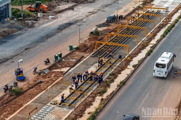Những đoạn ray chính tuyến đầu tiên được lắp đặt trên tuyến LRT Phú Quốc. (Ảnh: TDC)