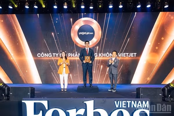 Giám đốc Tài chính Vietjet Nguyễn An Phú, đại diện Vietjet, nhận kỷ niệm chương vinh danh Top 50 Công ty niêm yết tốt nhất Việt Nam 2026. (Ảnh: BẢO VY)