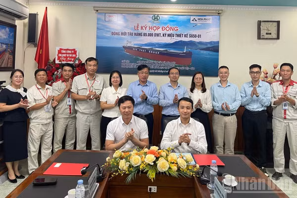 NASICO ký hợp đồng đóng mới tàu hàng 65.000DWT, ký hiệu thiết kế S650-01 cho đối tác Công ty cổ phần Vận tải biển Hoà Phát. (Ảnh: HỒNG TRÂM).