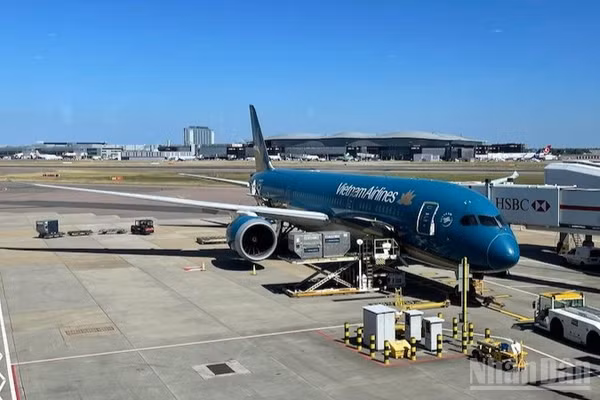 Máy bay Vietnam Airlines tại sân bay Heathrow (Vương quốc Anh). (Ảnh: TRUNG PHONG)