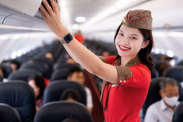 Tiếp viên Hãng Vietjet trên chuyến bay. (Ảnh: BẢO VY)