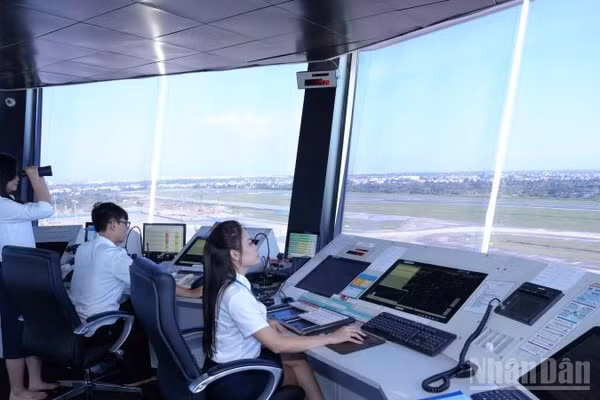 Kíp trực tại Trung tâm Kiểm soát tiếp cận – sân bay Cát Bi đã tập trung theo dõi, điều hành hoạt động bay trong tình huống phát hiện vật thể bay nghi UAV gần khu vực sân bay.