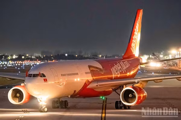 Tàu bay Vietjet mang sắc đỏ vàng hạ cánh xuống Hoa Kỳ, mang sứ mệnh "kết nối văn hóa và thương mại" giữa hai quốc gia. (Ảnh: BẢO VY).