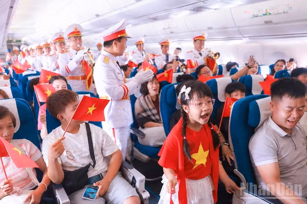 Các hành khách, hoa hậu Việt Nam và Đoàn Nghi lễ Quân đội cất cao tiếng hát. (Ảnh: TRUNG PHONG)