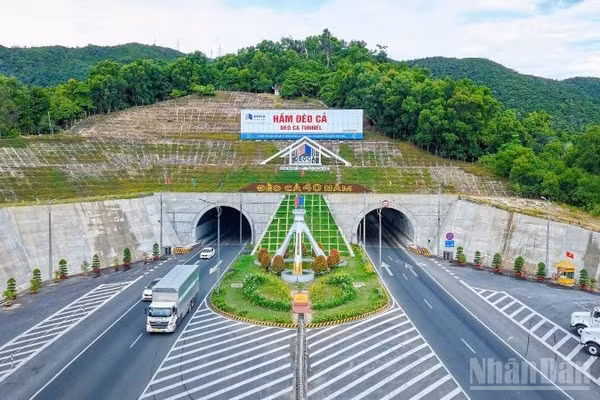 Tuyến hầm đường bộ qua đèo Cả thuộc dự án đường cao tốc bắc-nam. (Ảnh: DOÃN TUẤN LINH)