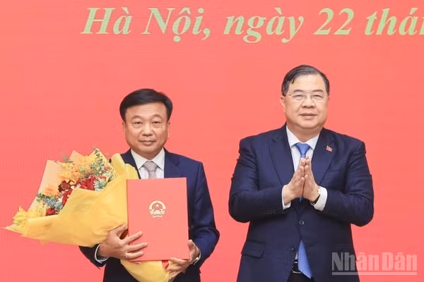 Ông Nguyễn Danh Huy (trái) được Thủ tướng Chính phủ điều động, bổ nhiệm giữ chức vụ Phó Chủ nhiệm Văn phòng Chính phủ kể từ ngày 21/9/2026. (Ảnh: TRUNG ĐỨC)
