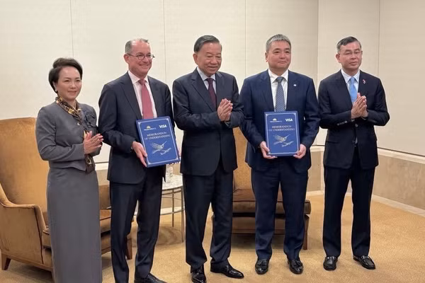 Ông Lê Trường Giang, Thành viên Hội đồng quản trị Vietnam Airlines và ông Robert B. Thomson, Phó Chủ tịch cấp cao, Giám đốc Quan hệ chính phủ toàn cầu Visa trao MOU tại buổi tiếp riêng với Tổng Bí thư, Chủ tịch nước Tô Lâm. (Ảnh: TRUNG PHONG)