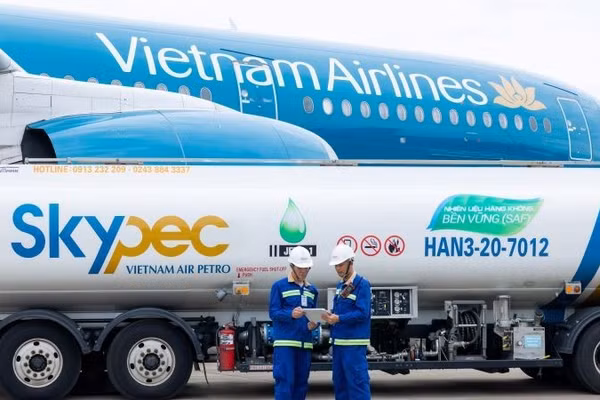 Các hãng hàng không thuộc IATA đặt mục tiêu đạt phát thải ròng bằng 0 (Net Zero) vào năm 2050, trong đó nhiên liệu hàng không bền vững (SAF) dự kiến đóng góp tới 65% mức giảm phát thải cần thiết. (Ảnh: TRUNG PHONG)