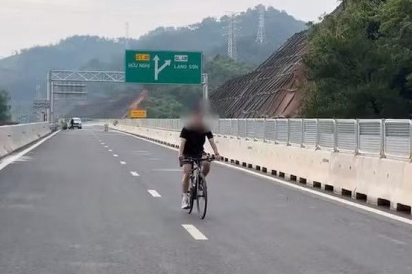 Người dân tự ý đi vào công trường đường cao tốc Hữu Nghị-Chi Lăng đang thi công, tiềm ẩn nhiều nguy cơ gây tai nạn giao thông. (Ảnh: LIÊN VŨ)